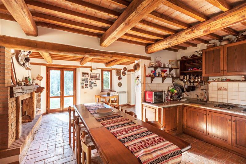 Casale in pietra diviso in due appartamenti indipendenti immerso nel campagna nelle vicinanze della splendida Massa Marittima 