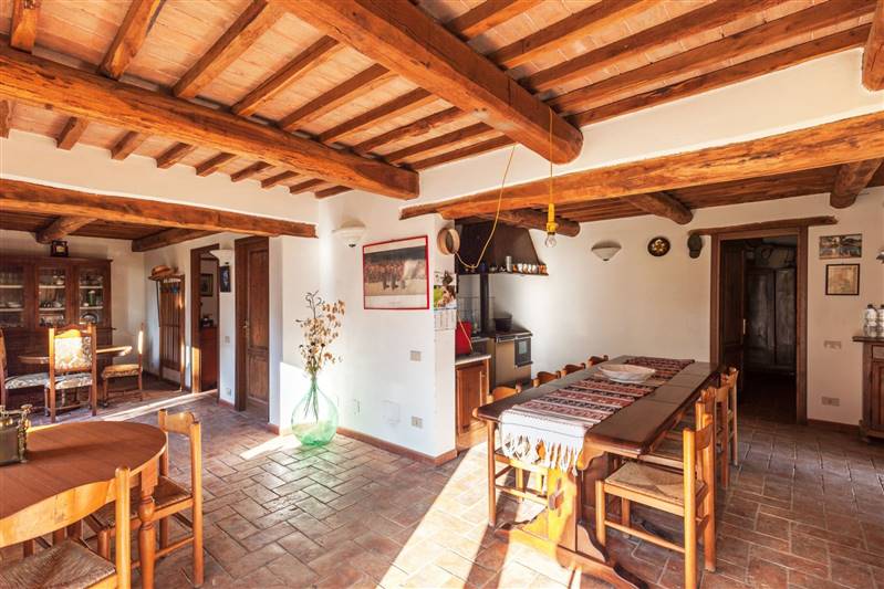 Casale in pietra diviso in due appartamenti indipendenti immerso nel campagna nelle vicinanze della splendida Massa Marittima 