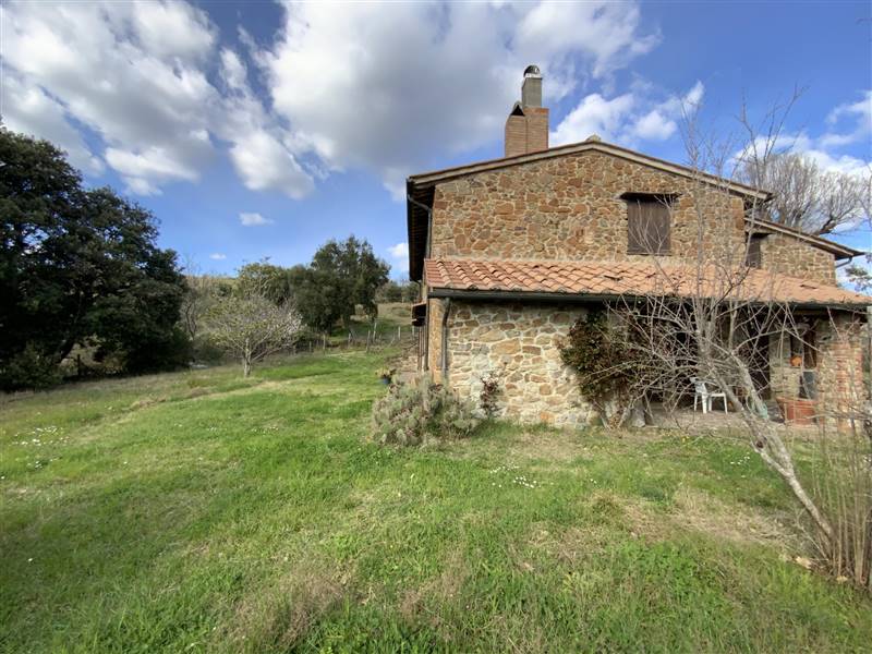 Casale in pietra diviso in due appartamenti indipendenti immerso nel campagna nelle vicinanze della splendida Massa Marittima 