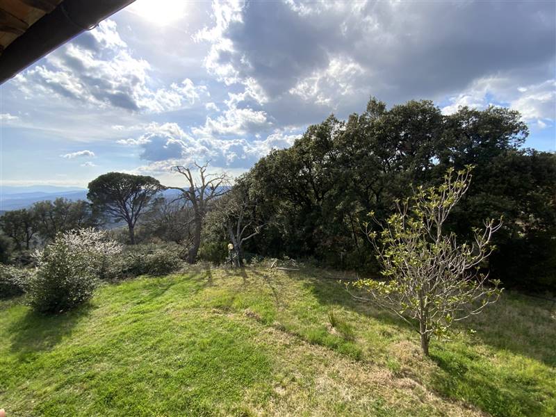 Casale in pietra diviso in due appartamenti indipendenti immerso nel campagna nelle vicinanze della splendida Massa Marittima 