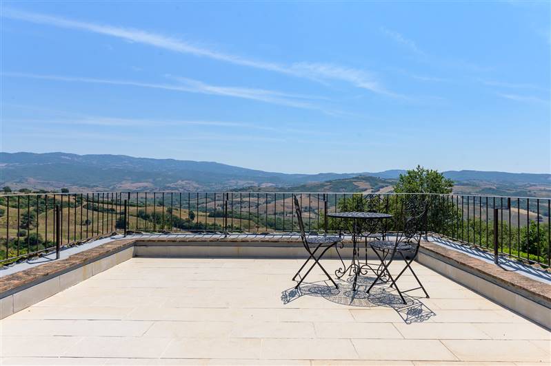 Casale in pietra con piscina e vista panoramica sulla Maremma