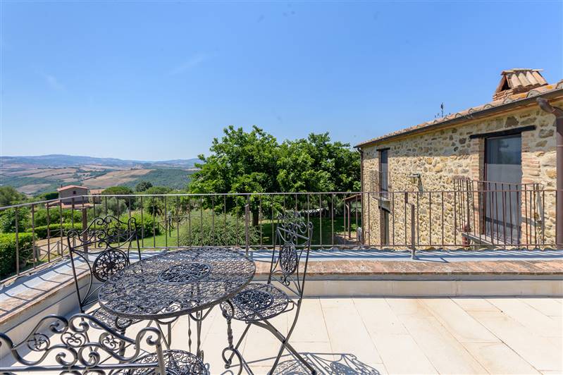 Casale in pietra con piscina e vista panoramica sulla Maremma