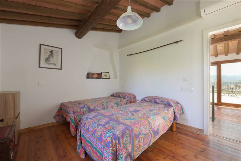 Casale in pietra con piscina e vista panoramica sulla Maremma