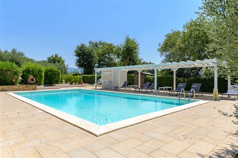 Casale in pietra con piscina e vista panoramica sulla Maremma