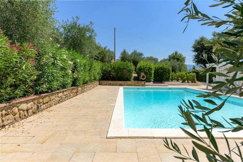 Casale in pietra con piscina e vista panoramica sulla Maremma