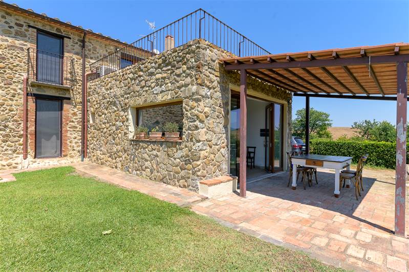 Casale in pietra con piscina e vista panoramica sulla Maremma