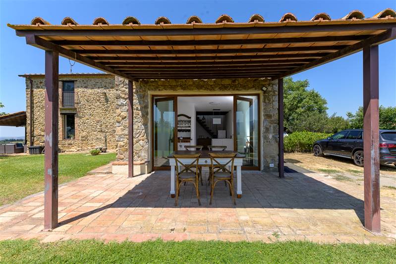Casale in pietra con piscina e vista panoramica sulla Maremma
