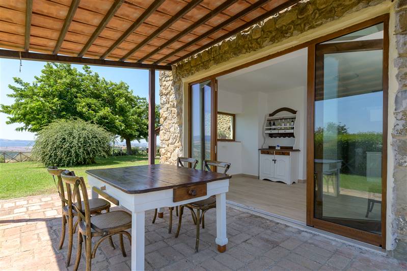 Casale in pietra con piscina e vista panoramica sulla Maremma