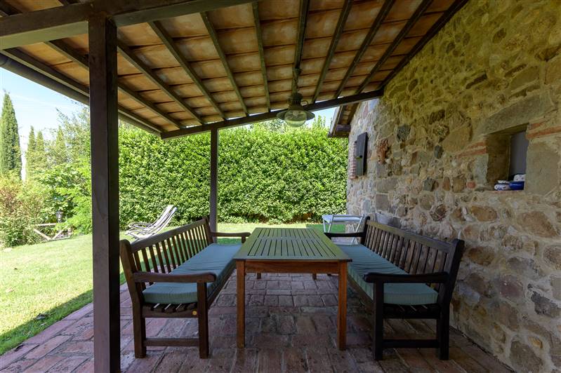 Casale in pietra con piscina e vista panoramica sulla Maremma