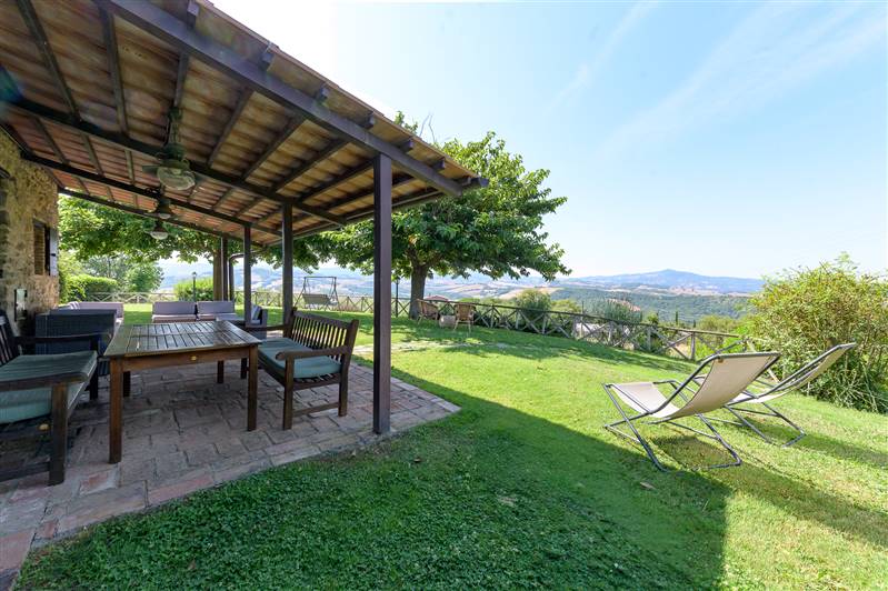 Casale in pietra con piscina e vista panoramica sulla Maremma