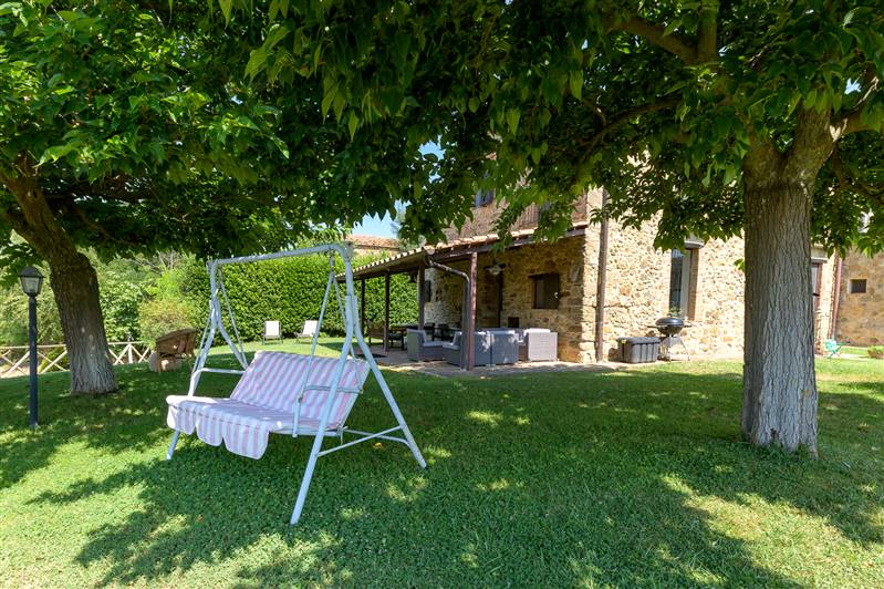 Casale in pietra con piscina e vista panoramica sulla Maremma