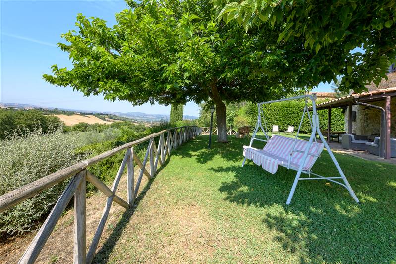 Casale in pietra con piscina e vista panoramica sulla Maremma