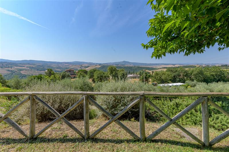 Casale in pietra con piscina e vista panoramica sulla Maremma