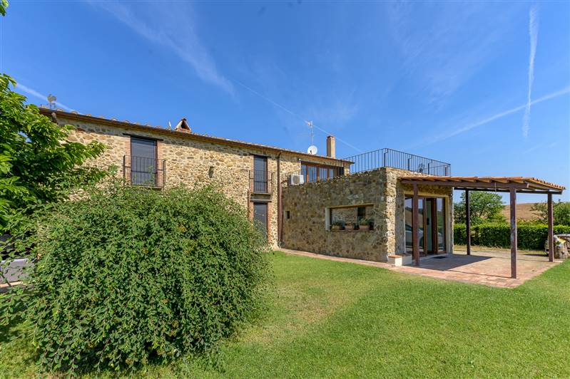 Casale in pietra con piscina e vista panoramica sulla Maremma