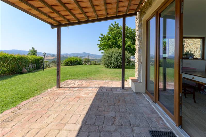 Casale in pietra con piscina e vista panoramica sulla Maremma
