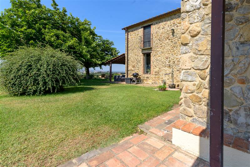 Casale in pietra con piscina e vista panoramica sulla Maremma