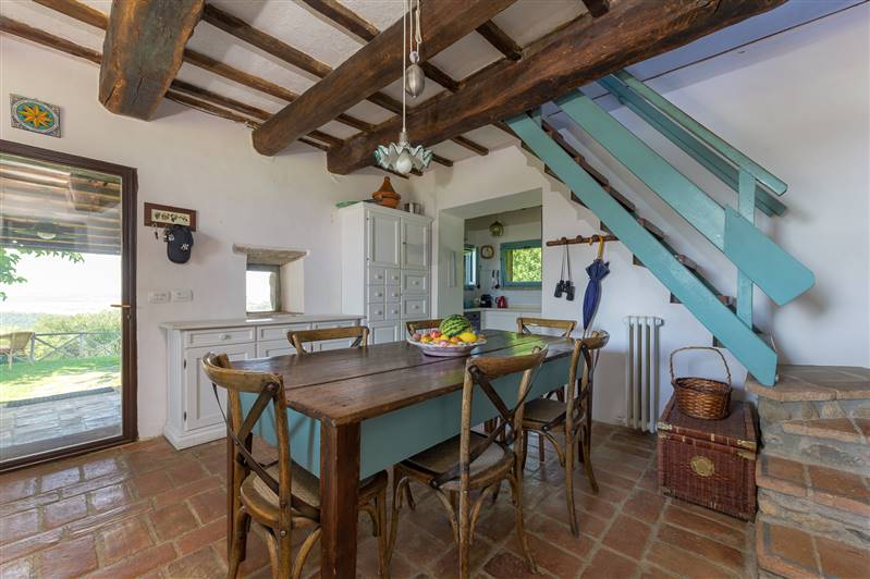 Casale in pietra con piscina e vista panoramica sulla Maremma