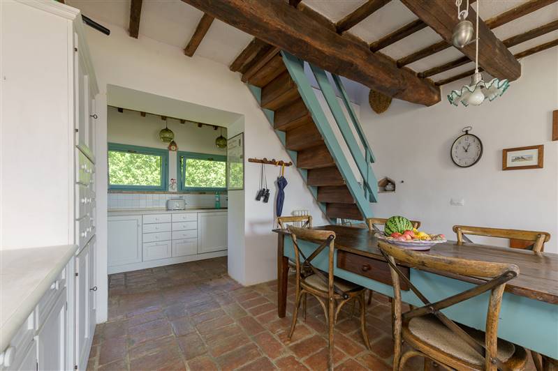 Casale in pietra con piscina e vista panoramica sulla Maremma