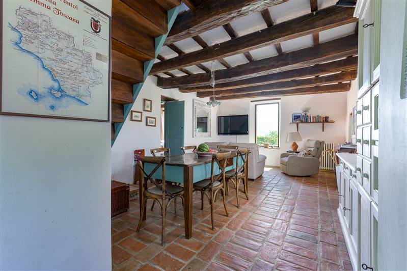 Casale in pietra con piscina e vista panoramica sulla Maremma