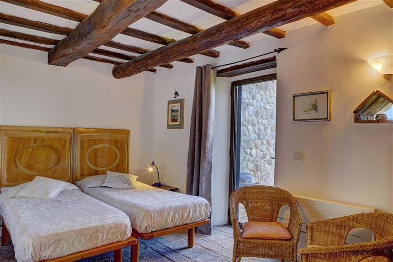 Casale in pietra con piscina e vista panoramica sulla Maremma