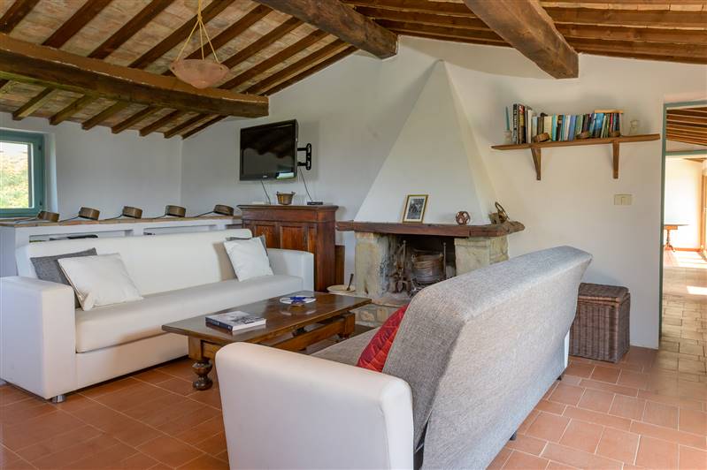 Casale in pietra con piscina e vista panoramica sulla Maremma