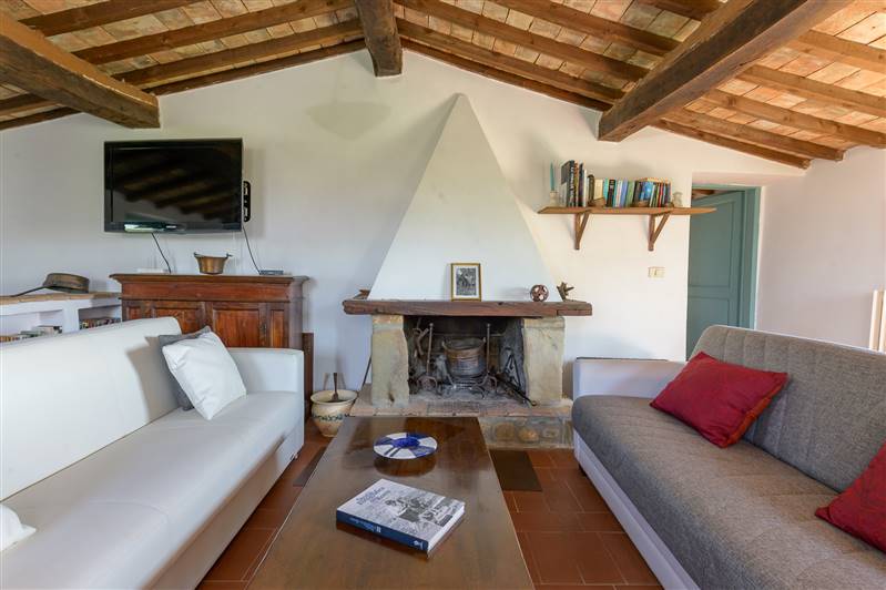 Casale in pietra con piscina e vista panoramica sulla Maremma