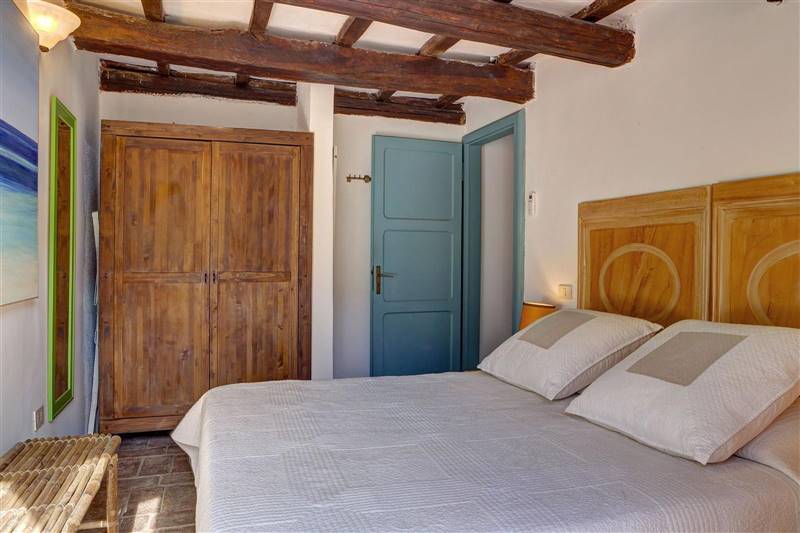 Casale in pietra con piscina e vista panoramica sulla Maremma