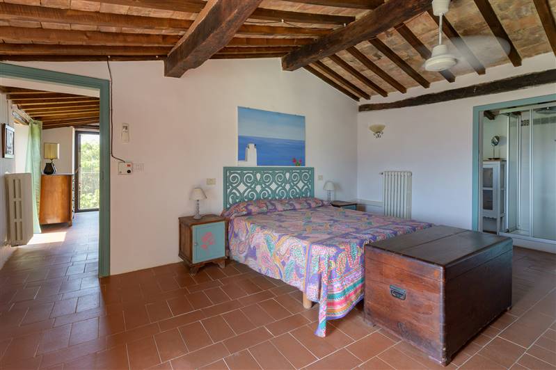 Casale in pietra con piscina e vista panoramica sulla Maremma