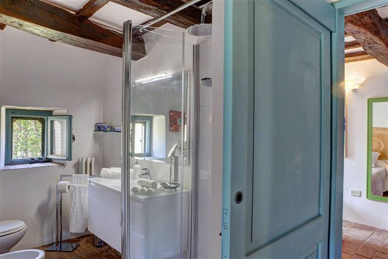 Casale in pietra con piscina e vista panoramica sulla Maremma