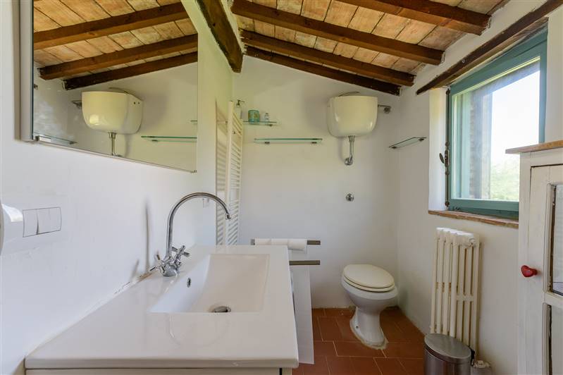 Casale in pietra con piscina e vista panoramica sulla Maremma