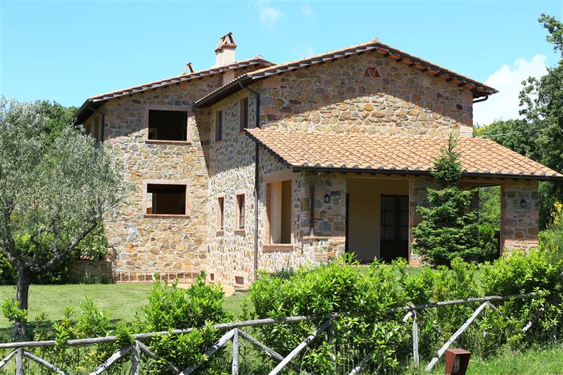 Porzione di casale in pietra inserito in Borgo esclusivo con piscina