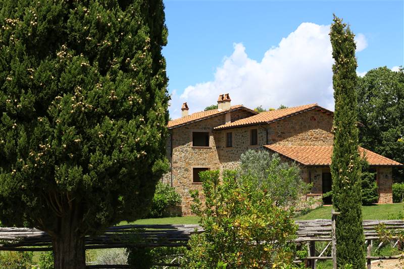 Porzione di casale in pietra inserito in Borgo esclusivo con piscina