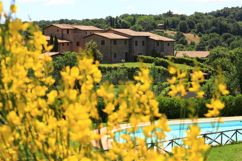 Porzione di casale in pietra inserito in Borgo esclusivo con piscina