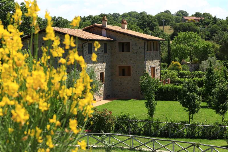Porzione di casale in pietra inserito in Borgo esclusivo con piscina