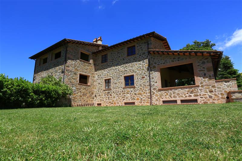 Porzione di casale in pietra inserito in Borgo esclusivo con piscina