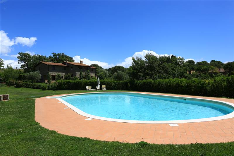 Porzione di casale in pietra inserito in Borgo esclusivo con piscina