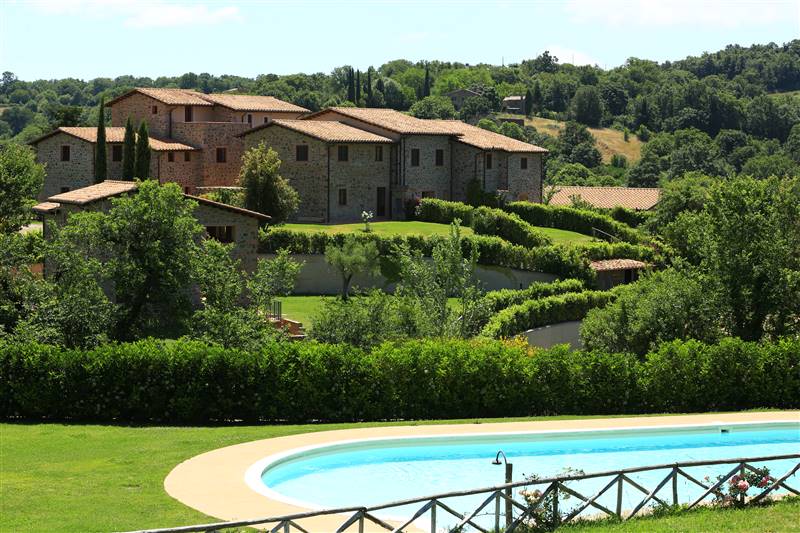 Porzione di casale in pietra inserito in Borgo esclusivo con piscina