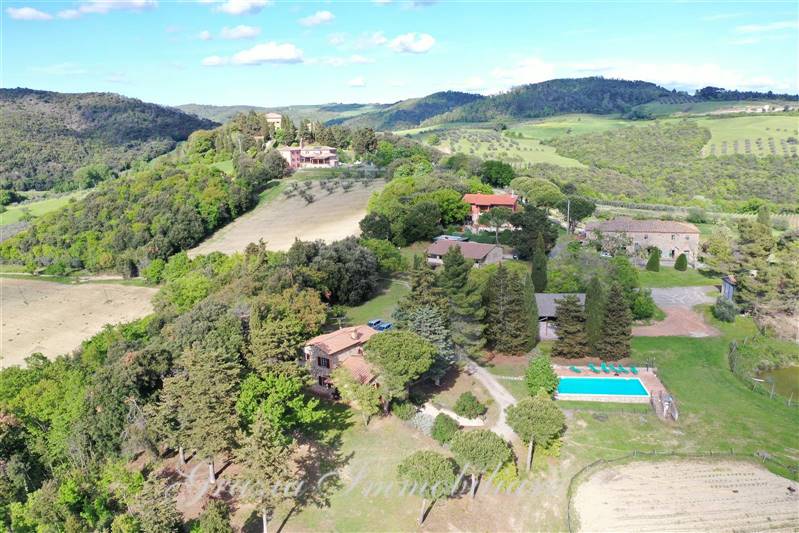 Azienda agricola, ubicata in posizione panoramica sulla città di Volterra