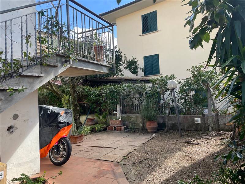 Appartamento  a pochi passi dal mare con giardino privato 
