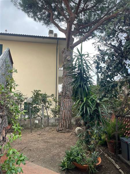 Appartamento  a pochi passi dal mare con giardino privato 