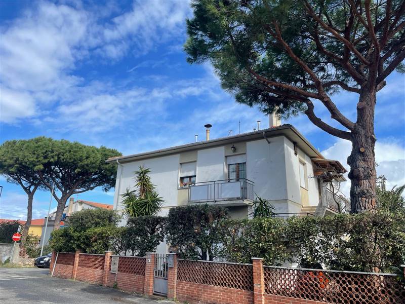 Appartamento  a pochi passi dal mare con giardino privato 