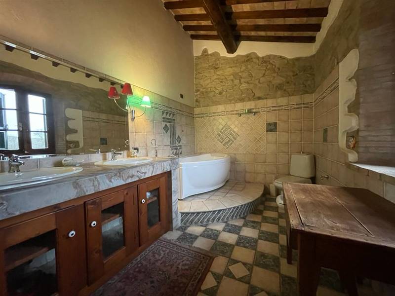 Casolare in pietra a pochi minuti dal "Teatro del Silenzio".