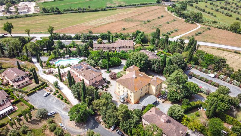 Eleganza toscana e design contemporaneo nel cuore di un borgo storico