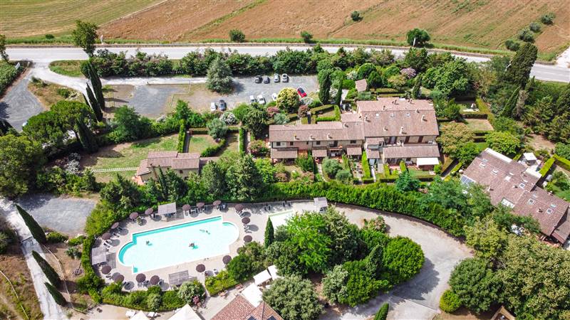 Eleganza toscana e design contemporaneo nel cuore di un borgo storico