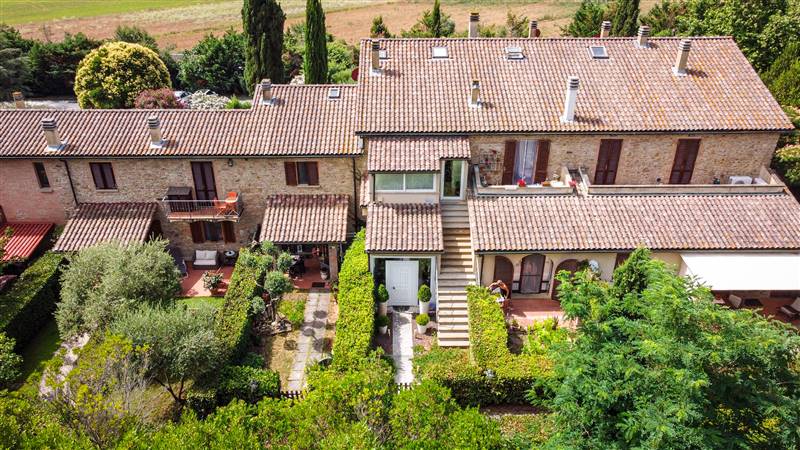 Eleganza toscana e design contemporaneo nel cuore di un borgo storico