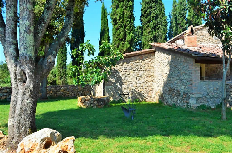  Agriturismo con casolare in pietra all'interno di riserva naturale
