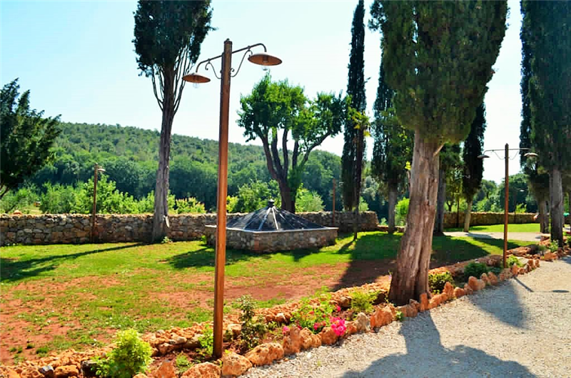  Agriturismo con casolare in pietra all'interno di riserva naturale