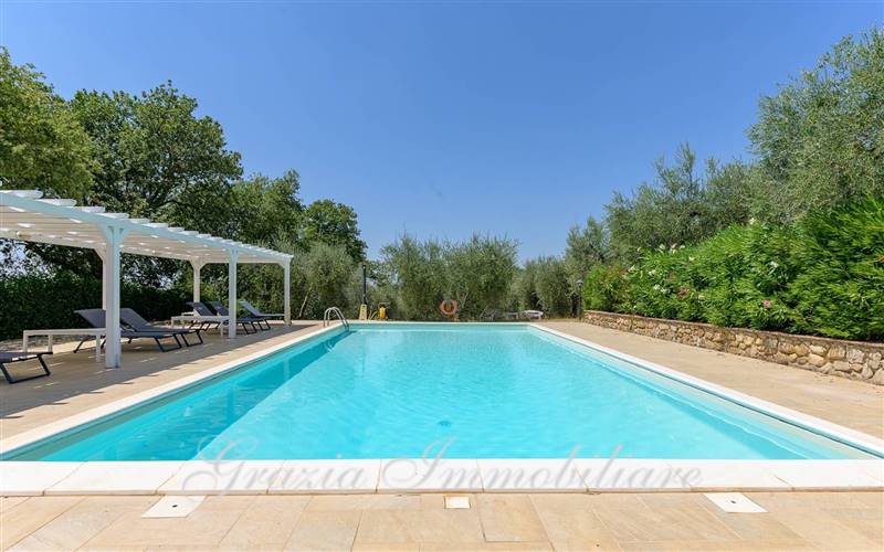 Casale in pietra con piscina e vista panoramica sulla Maremma