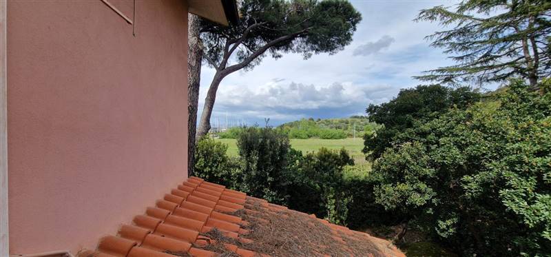 Villa immersa nella pineta con splendida vista mare
