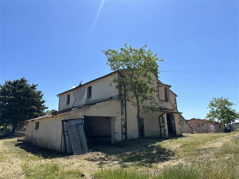 Antico Casale in Posizione Panoramica nel Cuore della Toscana Vinicola